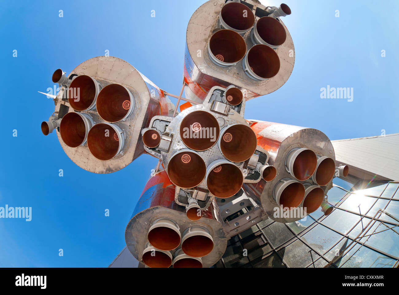Details des Raum-Triebwerk über blauen Himmelshintergrund Stockfoto