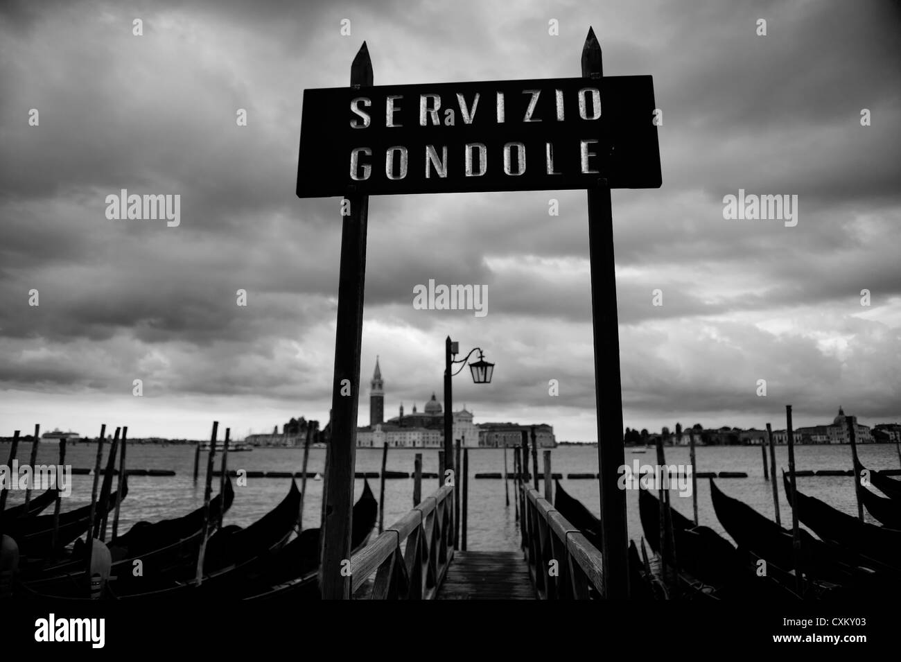 Servizio Gondel Zeichen, aber das San Marco Waterfront, Venedig, Italien. Stockfoto
