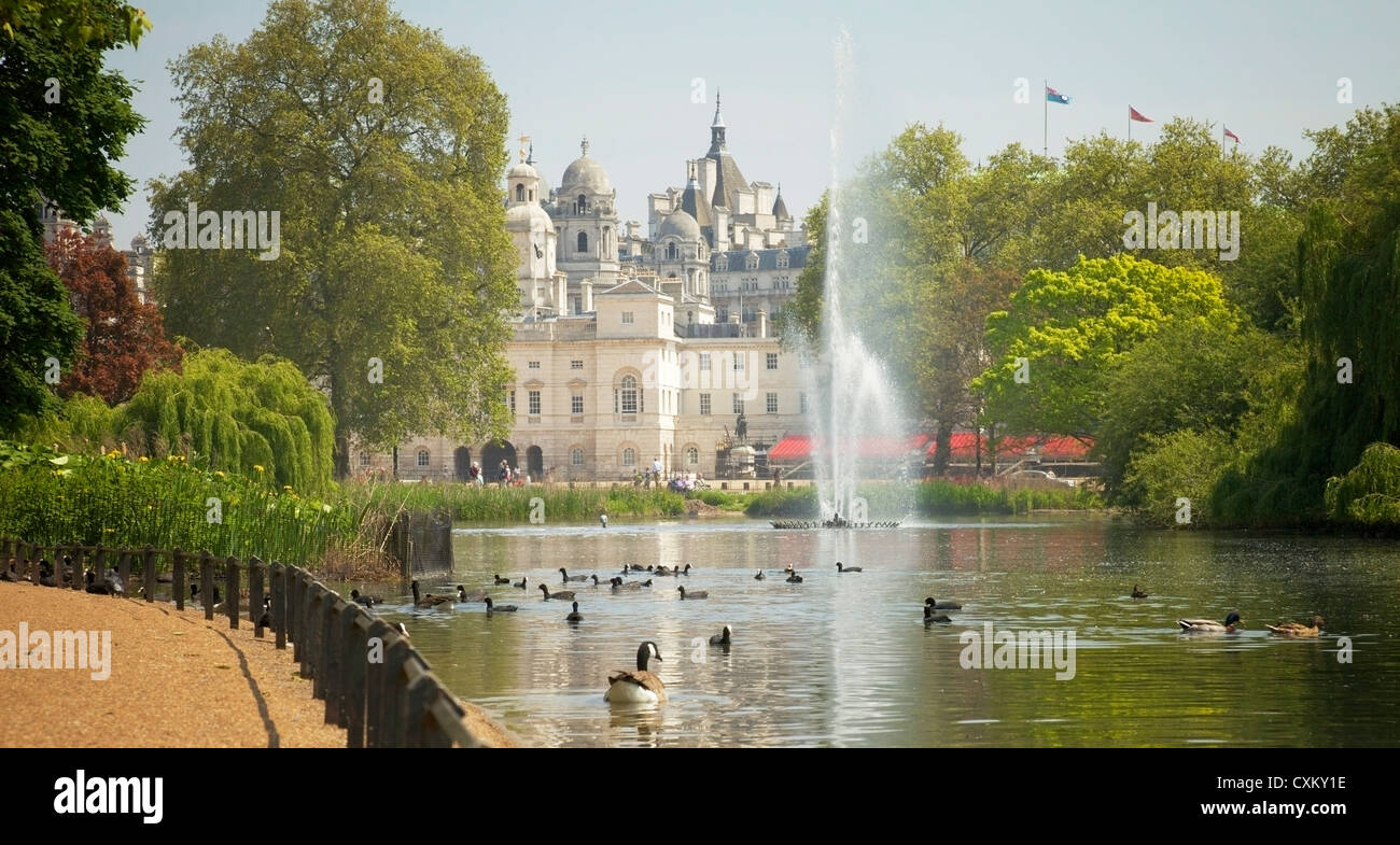 Eine Ansicht der Admiralität Gebäude über den See im St. James Park, London, UK. Stockfoto