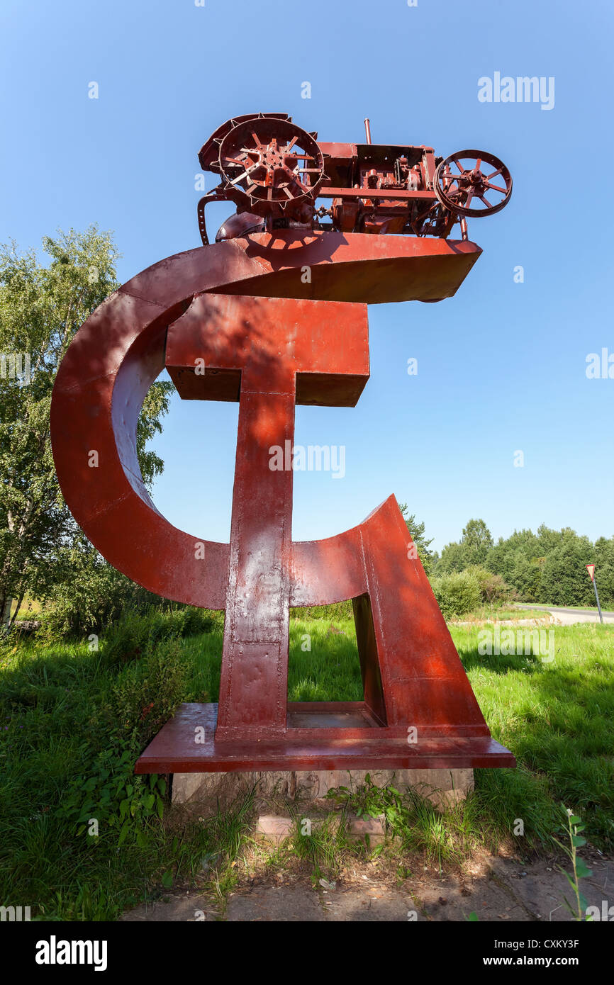 Der erste sowjetische Traktor des zwanzigsten Jahrhunderts. Ein Denkmal der Geschichte Stockfoto