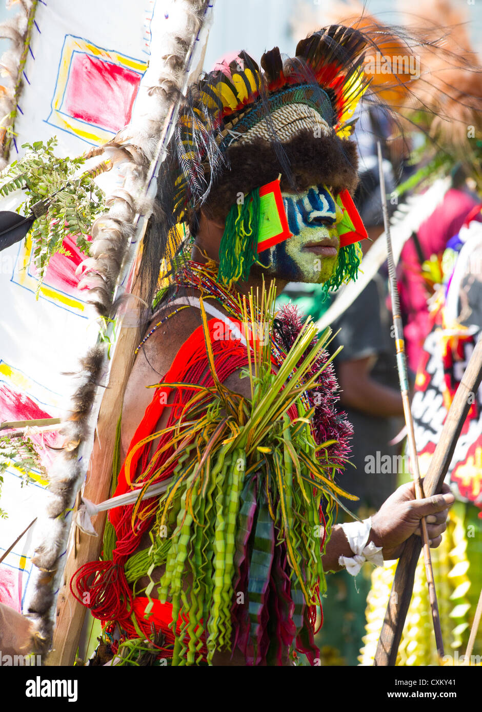 Mann mit seinem Gesicht gemalt und Stammes-tragen Tracht bei Singsing Goroka Festival, Papua New Guinea Stockfoto