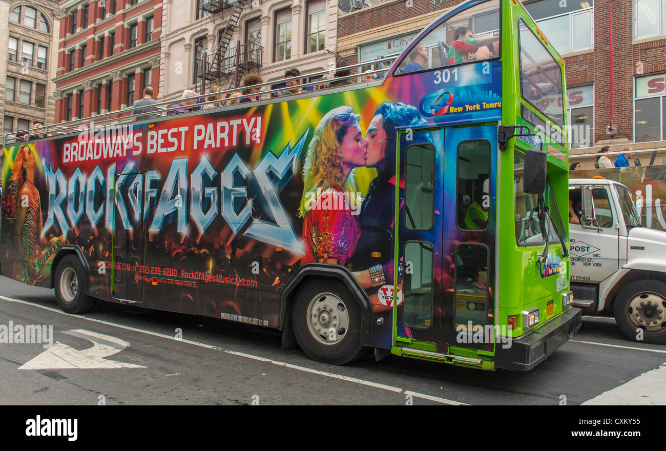 New York City, NY, USA, amerikanische Werbung im Tourbus, Straßenszenen, in Manhattan Rock of Ages » Rock’n’Roll, öffentliche Kunst New york City bunt Stockfoto