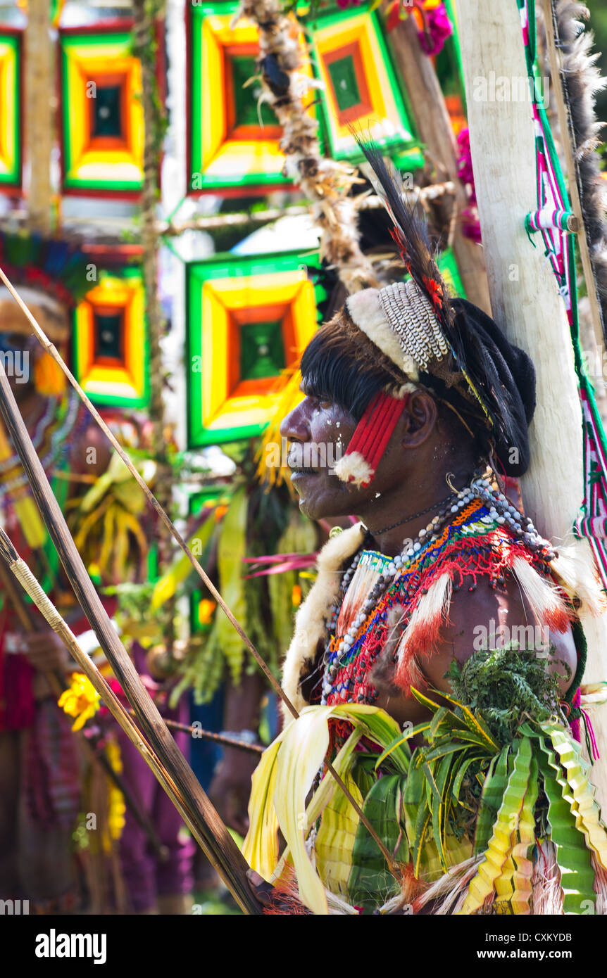 Mann trägt Tracht tribalen bei Singsing Goroka Festival im Hochland von Papua-Neu-Guinea Stockfoto