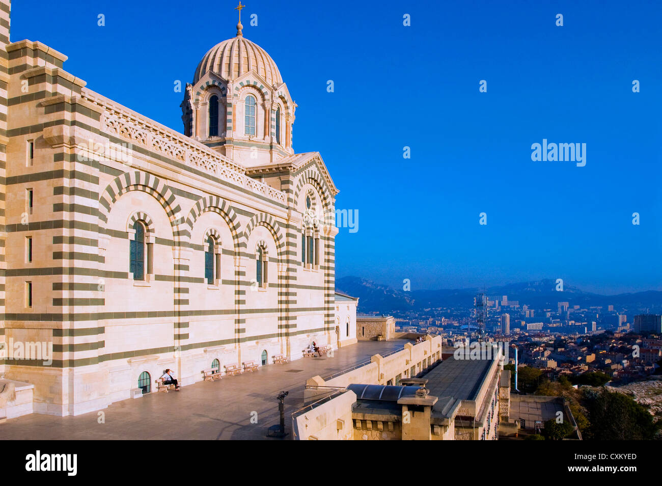 Europa Frankreich Marseille, außerhalb der Basilika Notre Dame De La Garde La Grande Kuppel Ottagonale Domina l'edificio. Stockfoto