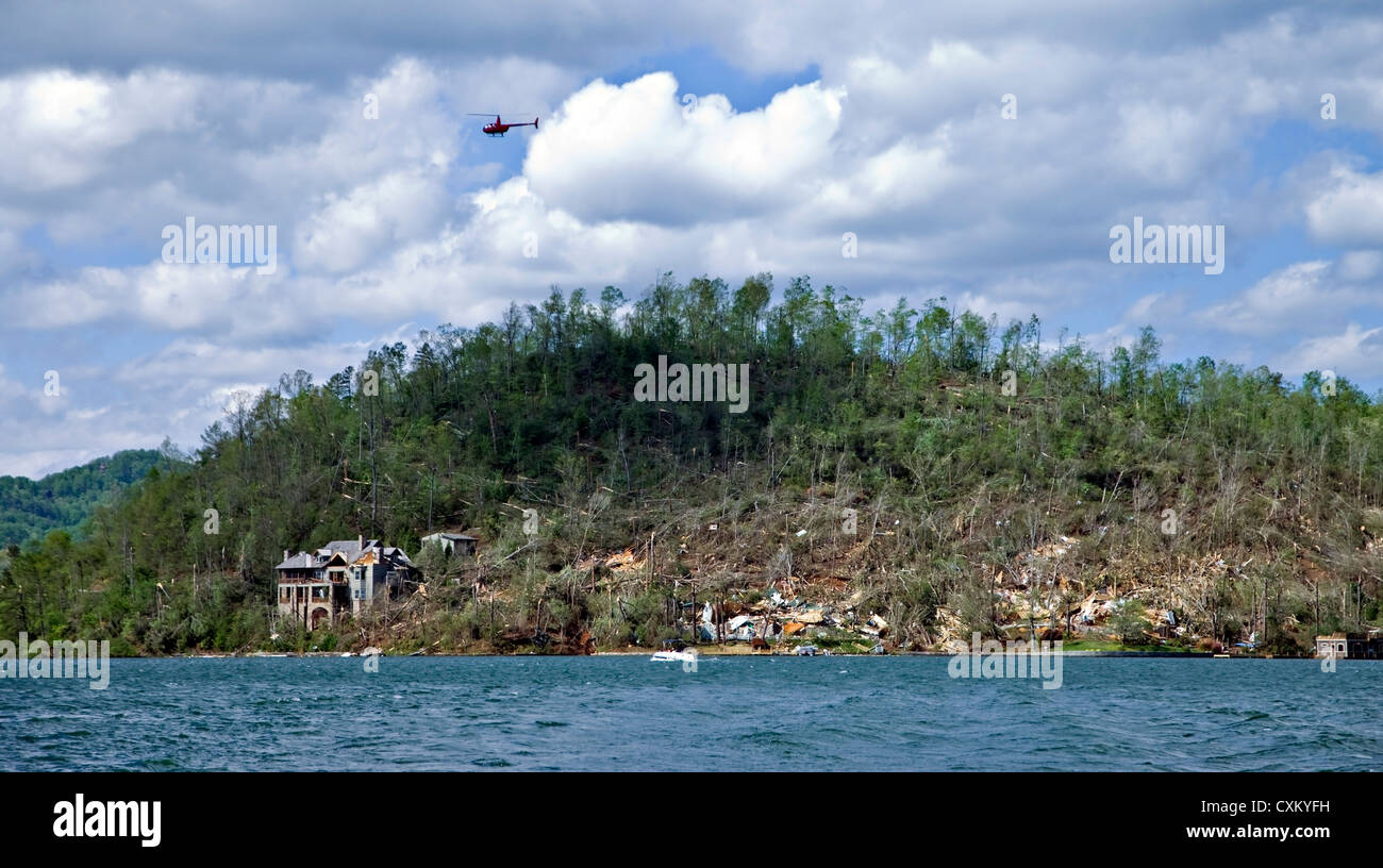 Tornado-Schäden am Lake Burton, ein Hubschrauber fliegt über die Vermessung der Gegend. Stockfoto