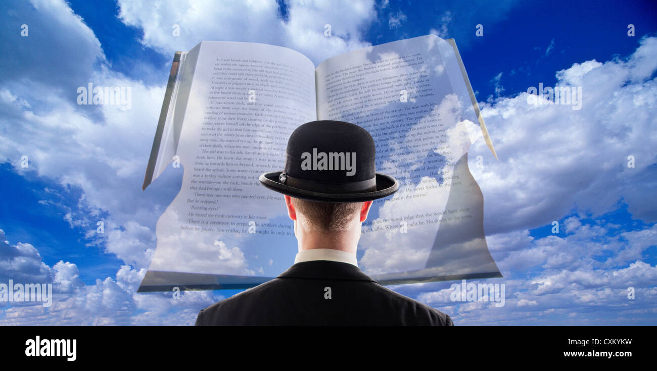 Mann mit Buch und Wolken, surrealen Blick auf offenes Buch überlagert mit Wolken Stockfoto