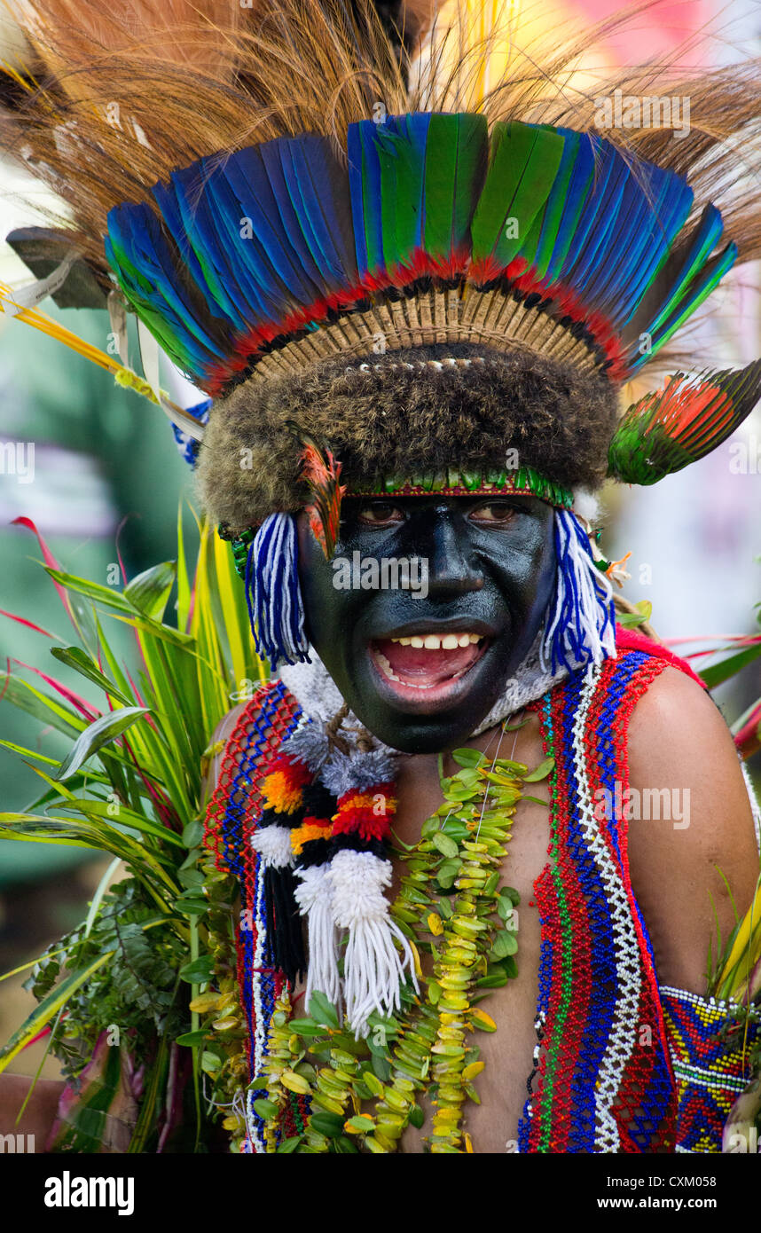 Frau gekleidet in traditionellen Stammes-Outfit für die Goroka Show, ein jährliches Festival in Papua New Guinea Highlands Stockfoto