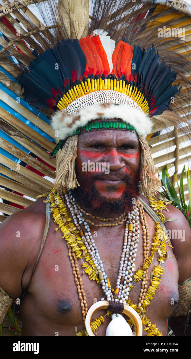 Porträt eines Mannes gekleidet in traditionellen Stammes-Outfit für die Goroka Show, ein jährliches Festival in Papua New Guinea Highlands Stockfoto