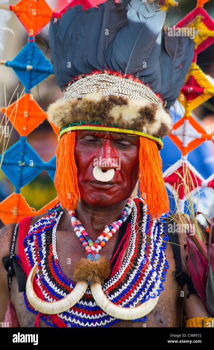 Porträt eines Mannes gekleidet in traditionellen Stammes-Outfit für die Goroka Show, ein jährliches Festival in Papua New Guinea Highlands Stockfoto