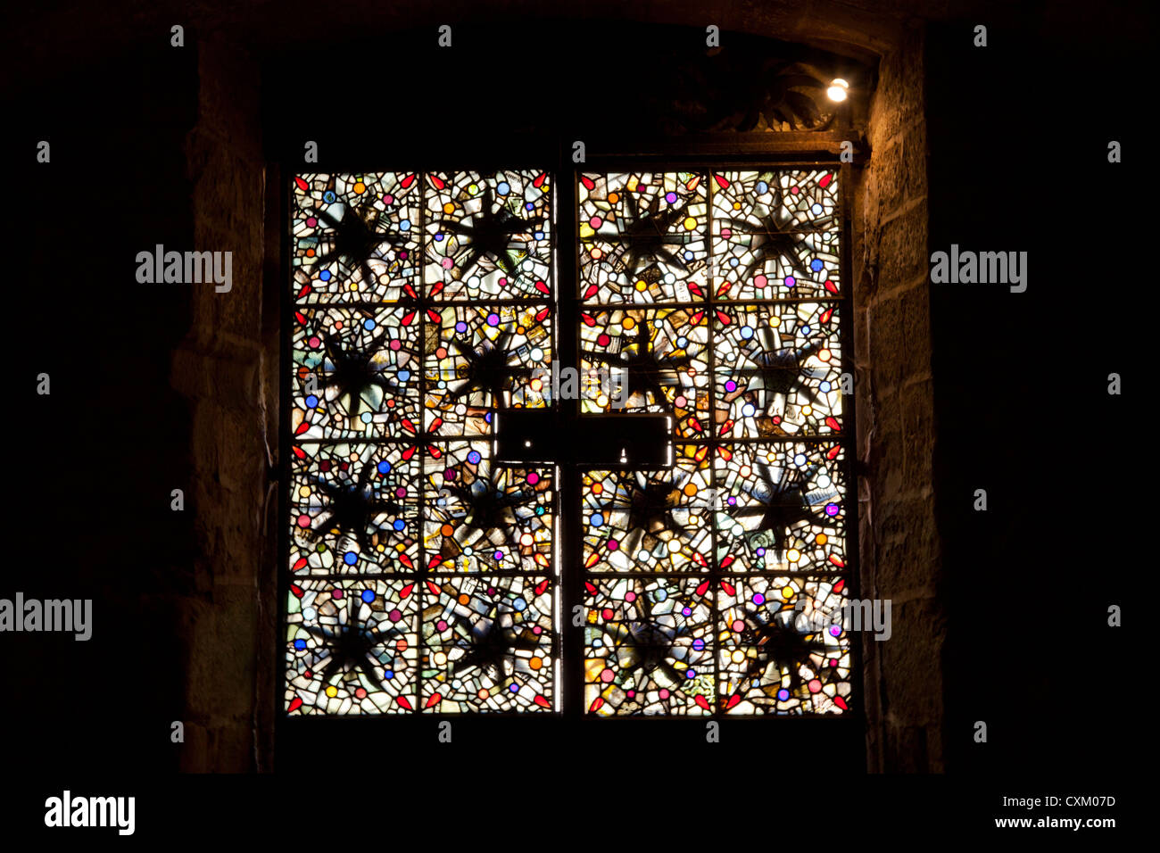 Eine Öffnung in der Laienbrüder Schlafsaal mit Buntglas-Fenster (Fontfroide Abbey - Frankreich) ausgestattet. Vitraux de Fontfroide Stockfoto