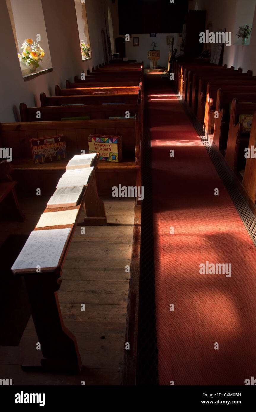 Leere Innere kleine Landkirche Stockfoto