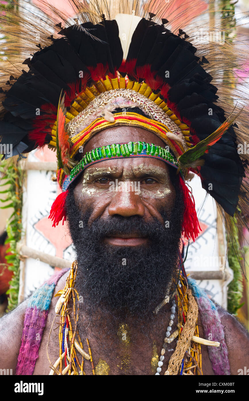 Porträt eines Mannes mit einem tribal Kopfschmuck bei Singsing Goroka Festival, Papua New Guinea Stockfoto