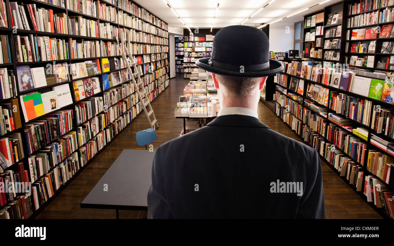 Mann mit Blick auf ein Zimmer voller Bücher Stockfoto