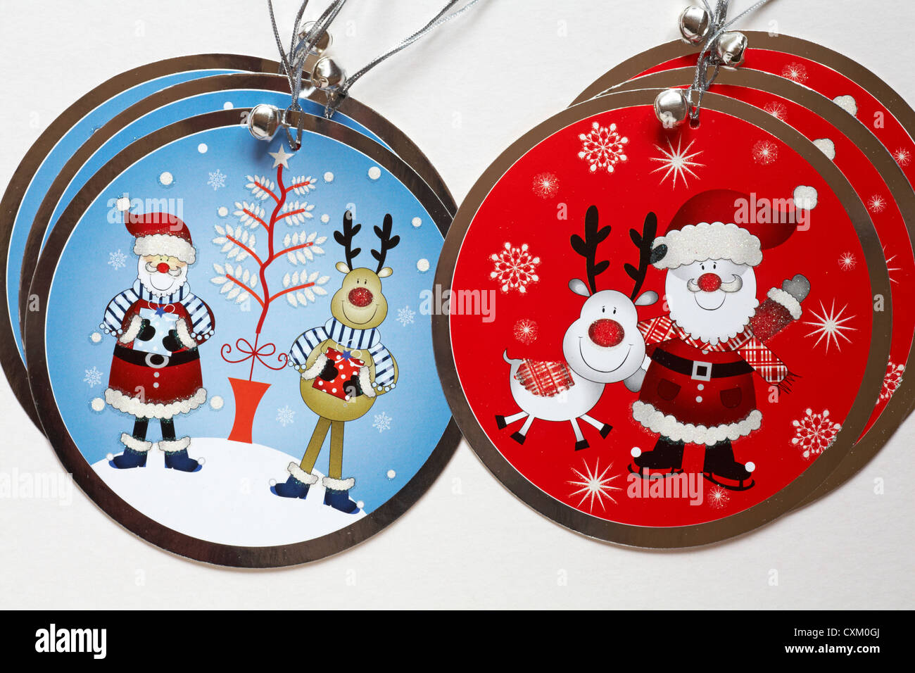 Luxus Weihnachtsgeschenk Tags mit Santa Claus Weihnachtsmann, Weihnachtsbaum und Rudolph mit der roten Nase auf auf weißem Hintergrund Stockfoto