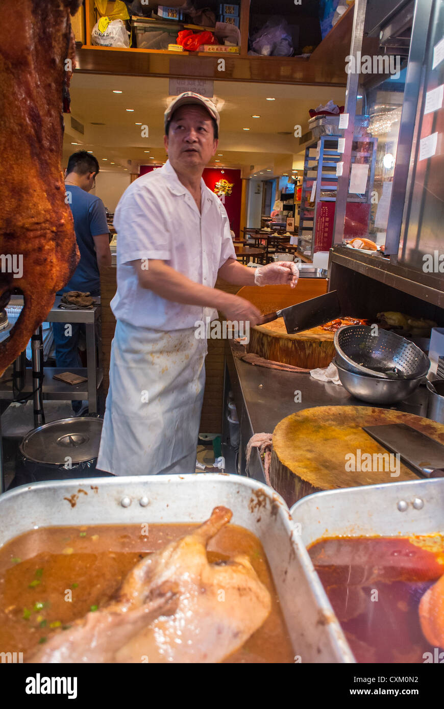 New York, New York, USA, Food on Display man in Window of Chinese Restaurant, Chef Working in Kitchen, in Chinatown, Manhattan Stockfoto