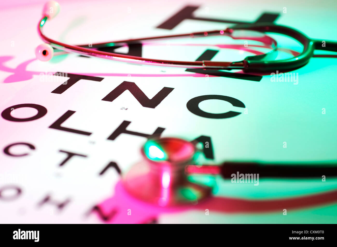 Ärzte (Dr) Stethoskop Handauflegen ein Optiker eye Test Chart während mit künstlerischen farbige Beleuchtung beleuchtet Stockfoto