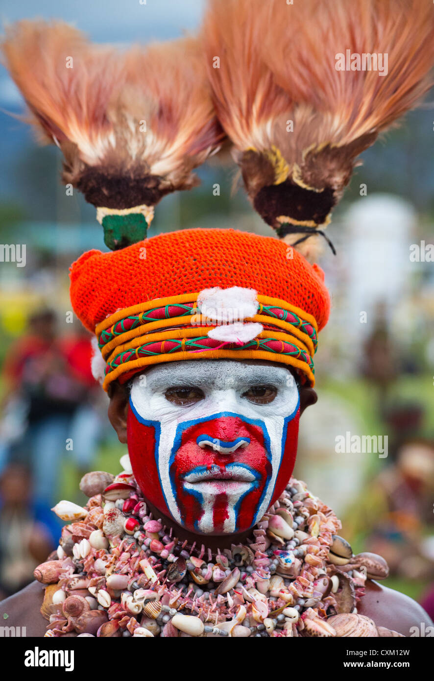 Frau gekleidet in traditionellen Stammes-Kostüm und Kopfschmuck bei Singsing Goroka Festival, Papua-Neu-Guinea Stockfoto