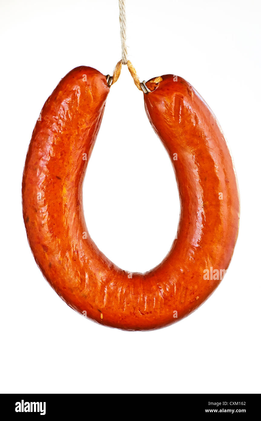 Geräucherte polnische Chorizo Kielbasa auf weißem Hintergrund Stockfoto