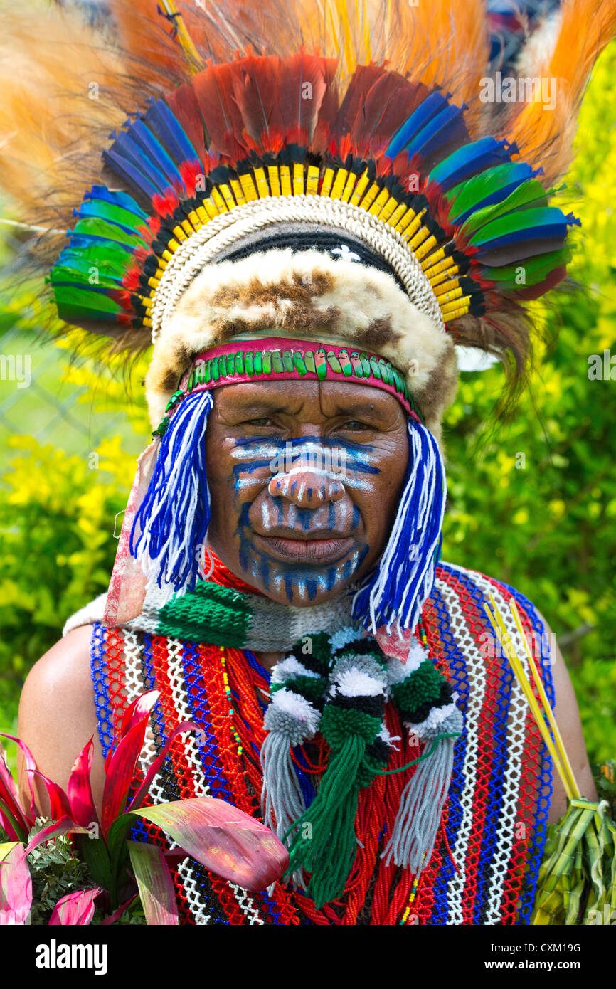 Porträt eines Mannes mit seinem Gesicht gemalt an der Singsing Goroka Festival, Papua New Guinea Stockfoto