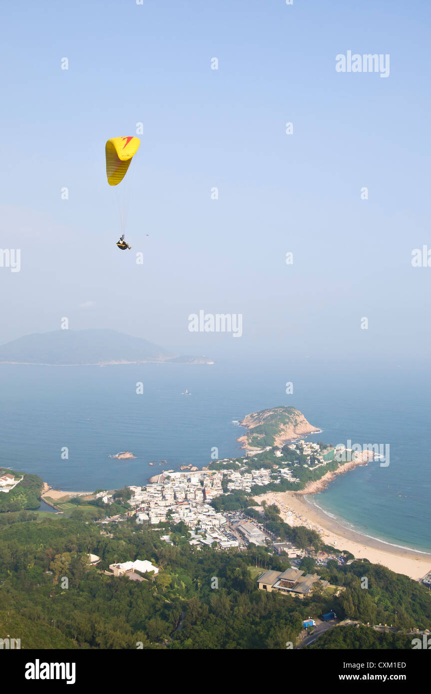 Ein Gleitschirm gleitet über Shek o entlang der Fährte des Drachen, Hong Kong Stockfoto