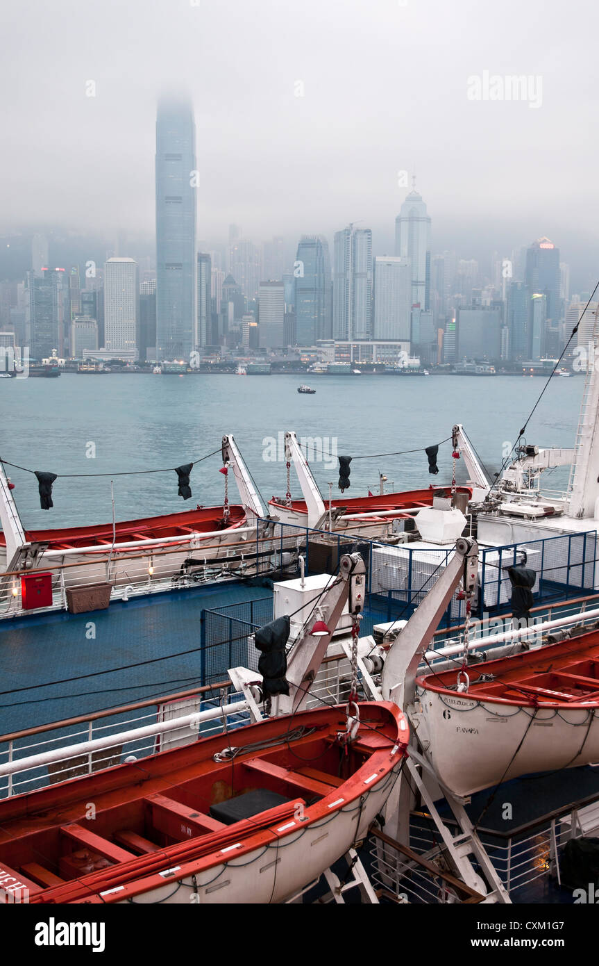 Skyline von Hong Kong und den Victoria Harbour gesehen von Harbour City, Kowloon Stockfoto