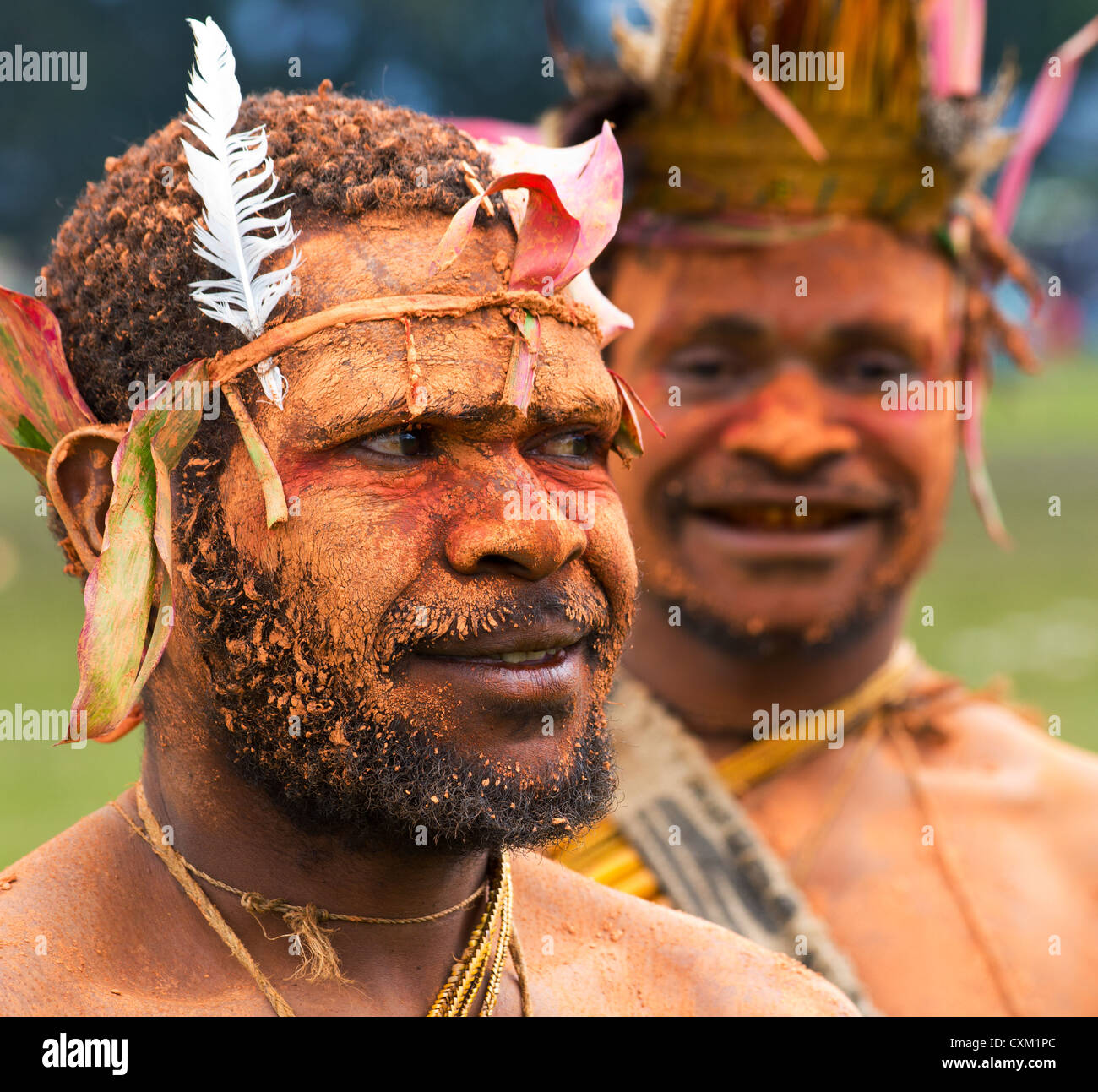 Porträt der Männer gekleidet in traditionellen Stammes-Outfit für die Goroka Show, ein jährliches Festival in Papua New Guinea Highlands Stockfoto