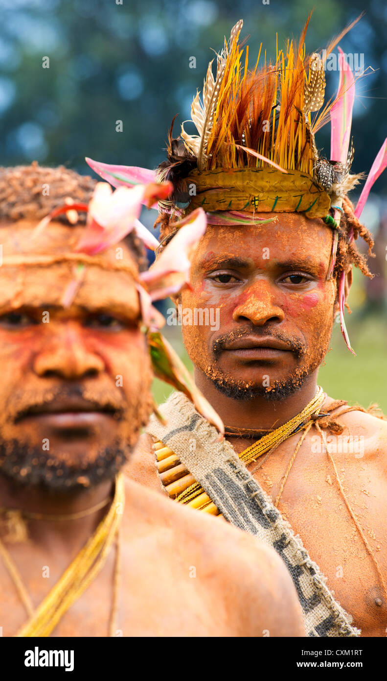 Männer gekleidet in traditionellen Stammes-Outfit für die Goroka Show, ein jährliches Festival in Papua New Guinea Highlands Stockfoto
