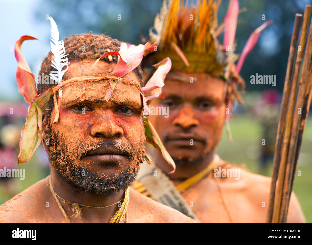 Männer gekleidet in traditionellen Stammes-Outfit für die Goroka Show, ein jährliches Festival in Papua New Guinea Highlands Stockfoto