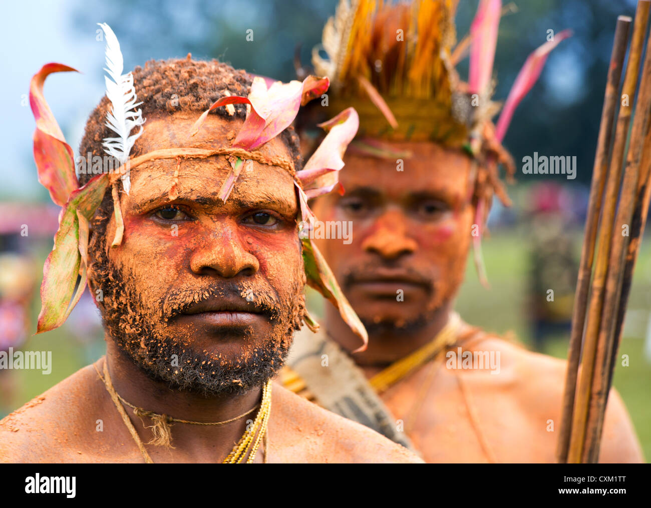 Männer gekleidet in traditionellen Stammes-Outfit für die Goroka Show, ein jährliches Festival in Papua New Guinea Highlands Stockfoto