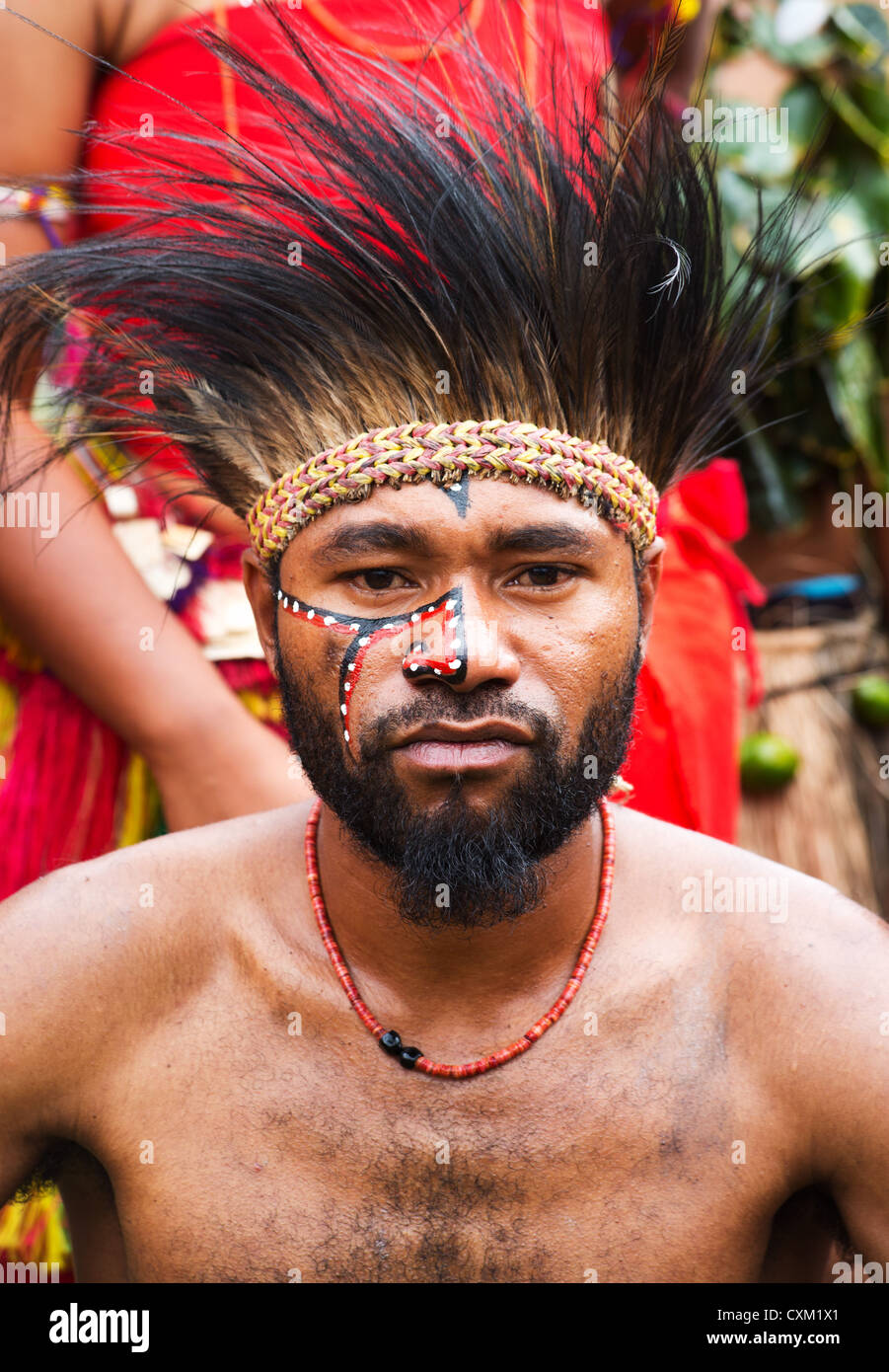 Mann gekleidet in traditionellen Stammes-Outfit für die Goroka Show, ein jährliches Festival in Papua New Guinea Highlands Stockfoto