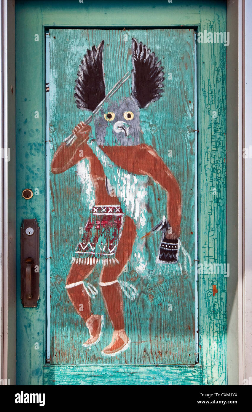 Indische Kachina Tänzerin malen bei westlichen Souvenir-Shop auf der Main Street in Panguitch, Utah, USA Stockfoto