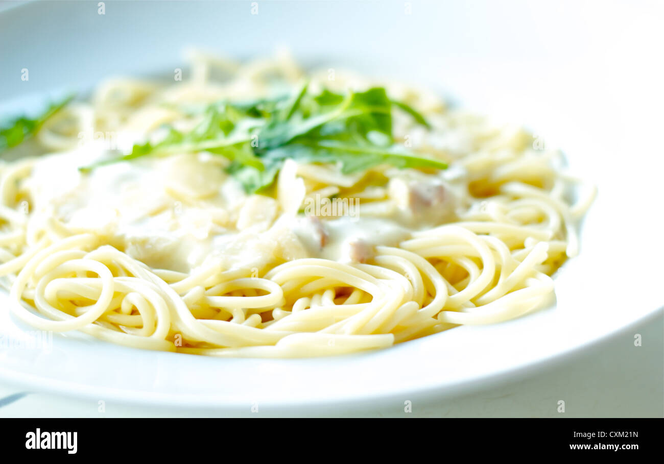 Im feinen Restaurant serviert köstliche Pasta carbonara Stockfoto