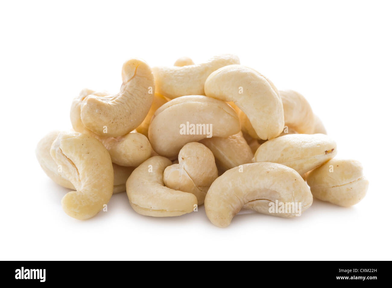 ein Haufen von Roh ungesalzene Cashew-Nüssen, isoliert auf weiss Stockfoto