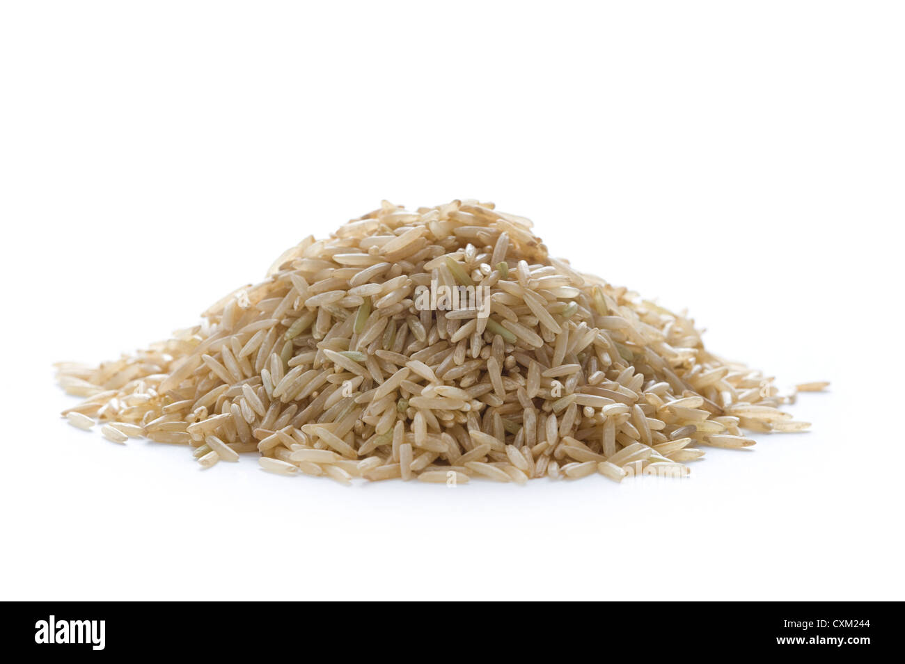 Haufen von rohen ungekochten Vollkorn brauner Basmati-Reis auf weiß isoliert Stockfoto