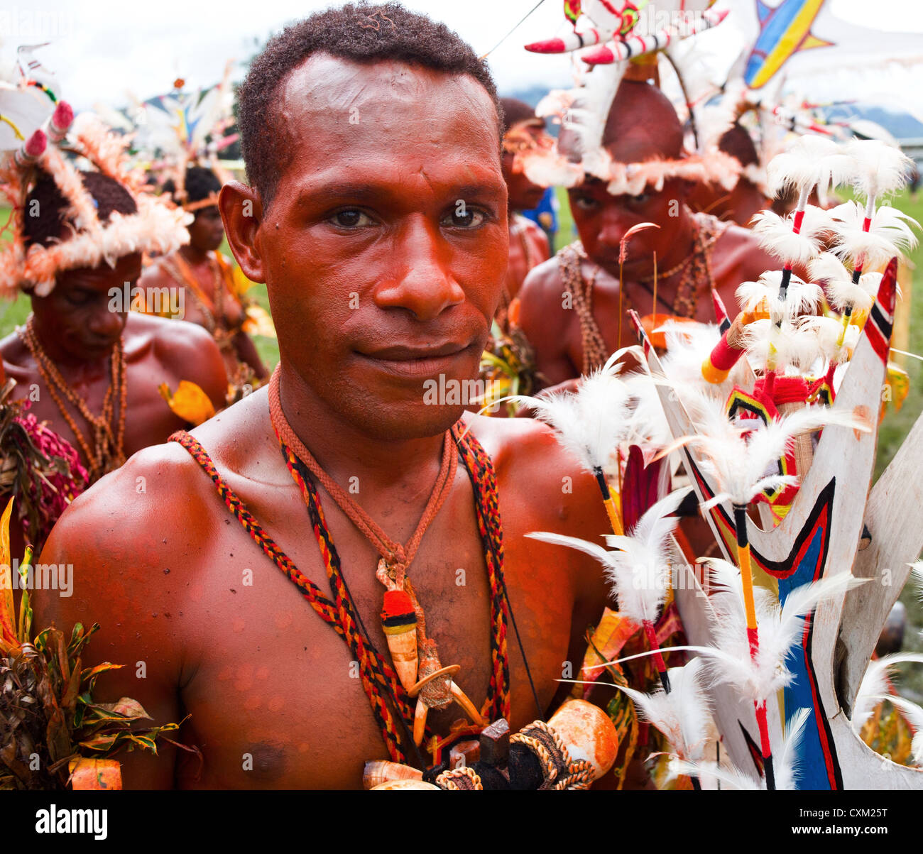 Männer gekleidet in traditionellen Stammes-Kostüm bei Singsing Goroka Festival, Papua-Neu-Guinea Stockfoto