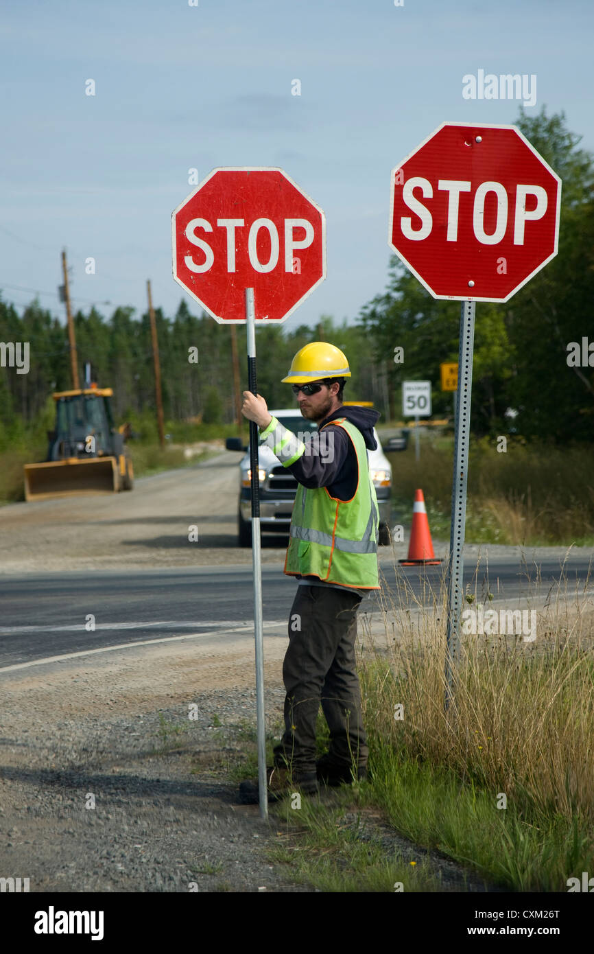 Doppelte Stop-Schild an einer Kreuzung Straßenbau in Nova Scotia Stockfoto