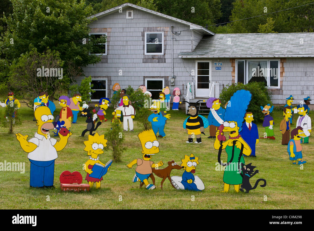 Die Simpsons-Familie, Cartoon Charakter Ausschnitte in einem Garten Stockfoto