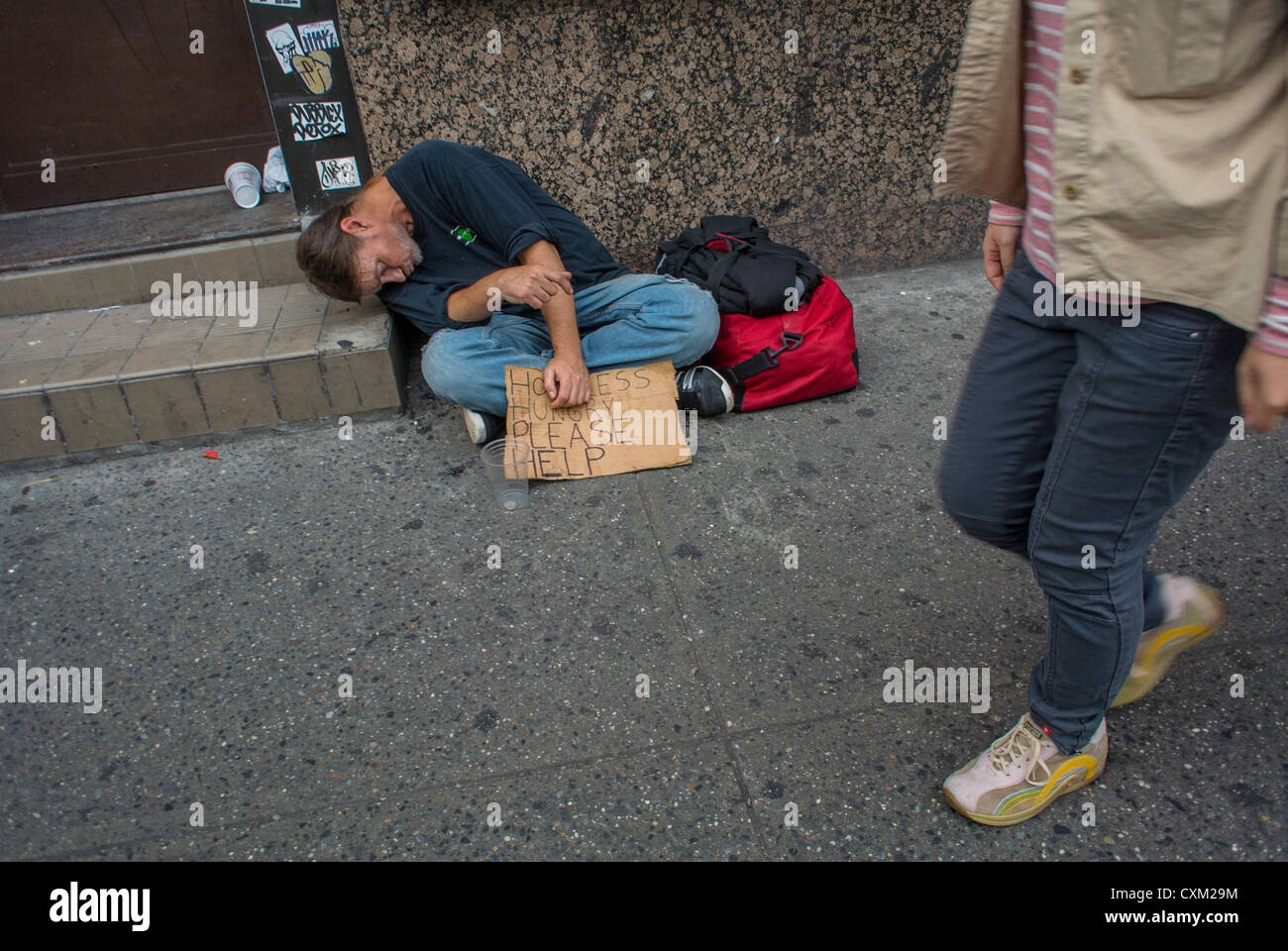 New York City, NY, USA, Obdachlosen Mann schlafen betteln, auf Bürgersteig, mit Schild in Chinatown, Manhattan Stockfoto