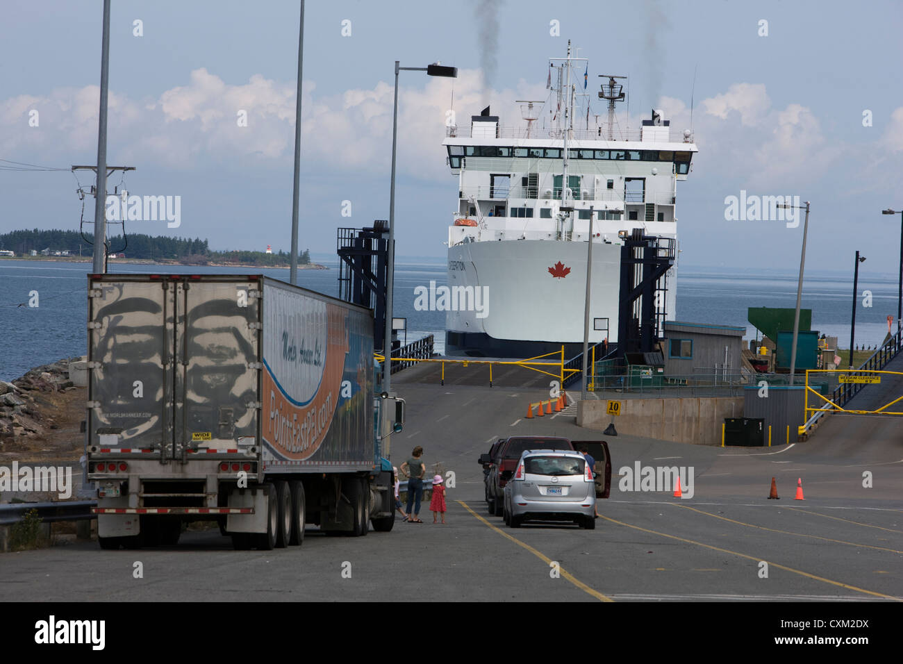PKW und ein LKW warten auf die Fähre nach Prince Edward Island, Pictou, Nova Scotia, Kanada Stockfoto