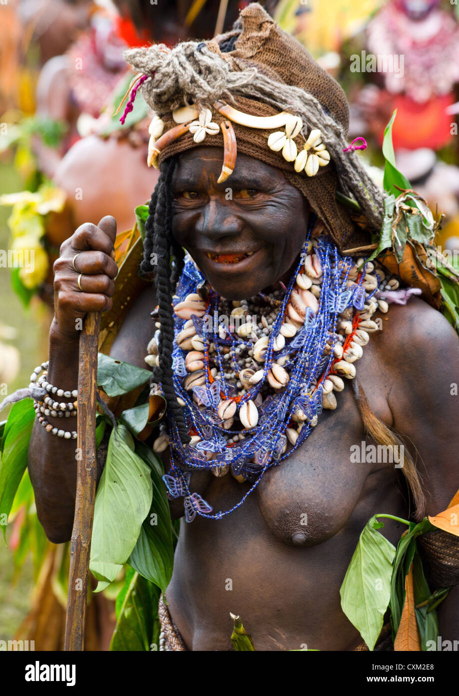 Frau gekleidet in traditionellen Stammes-Kostüm und Kopfschmuck bei Singsing Goroka Festival, Papua-Neu-Guinea Stockfoto