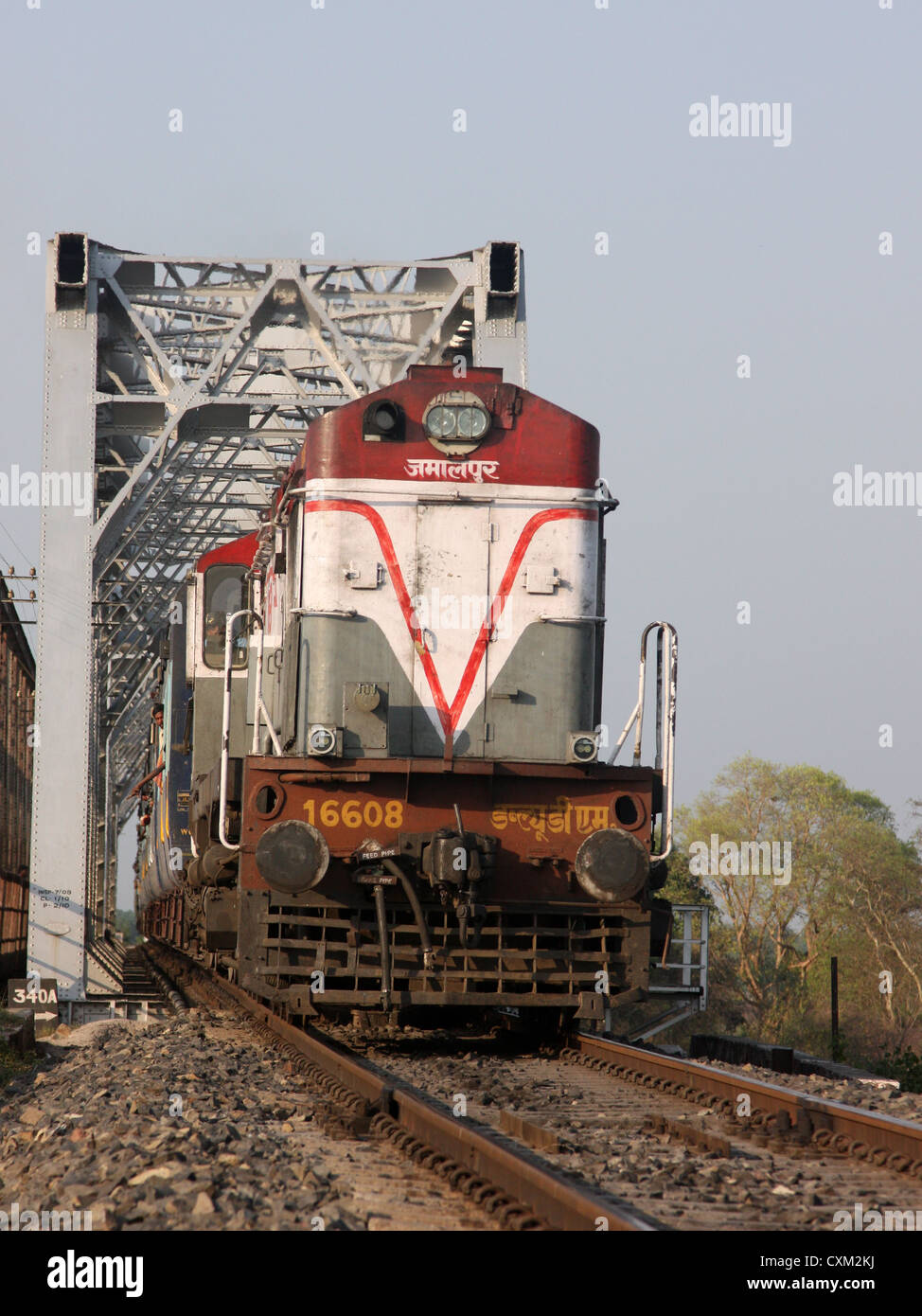 Indische Personenzug Kreuzung Brücke mit hoher Geschwindigkeit.  Farrakka, Westbengalen, Indien Stockfoto