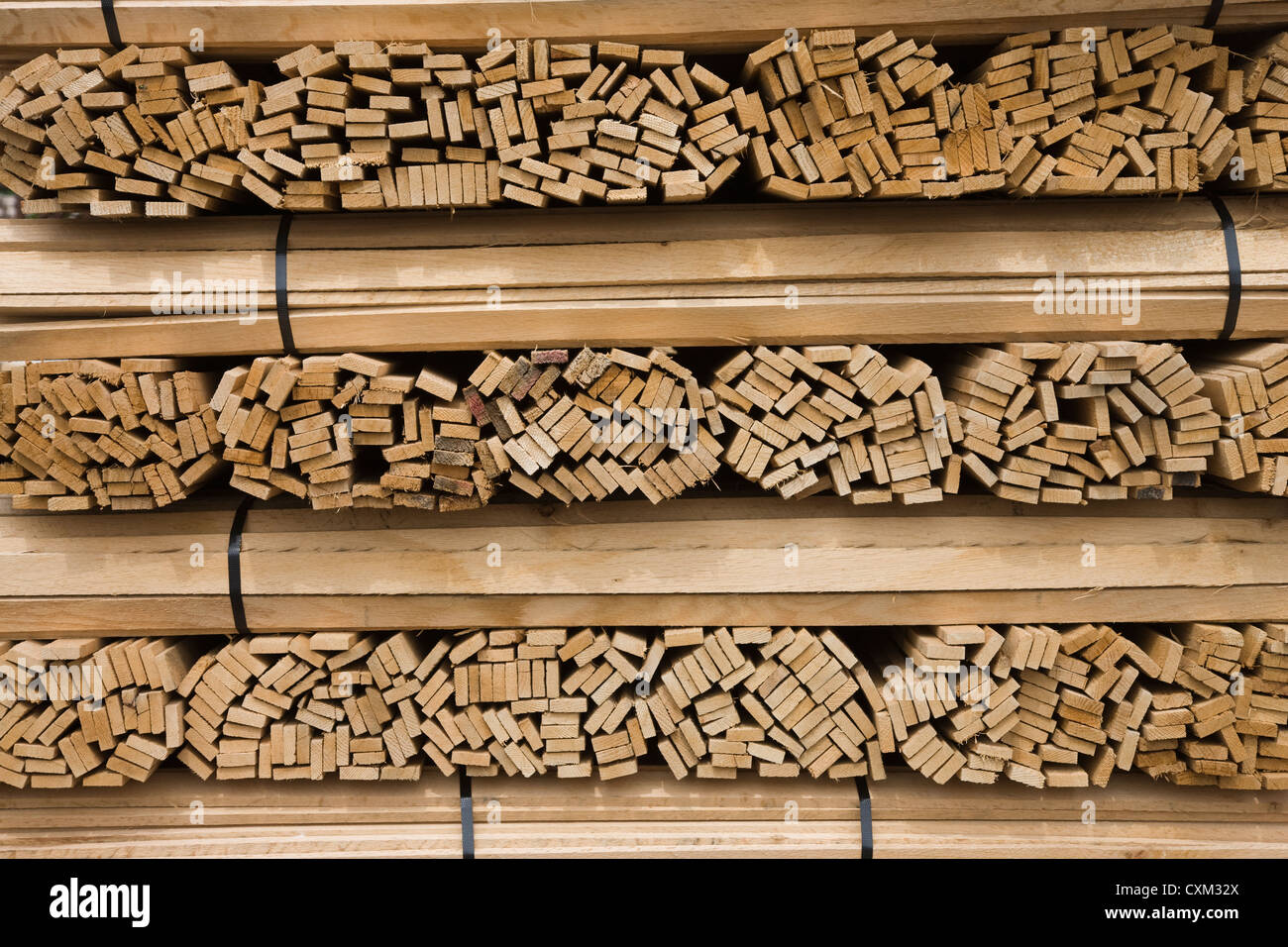 Holzstäbchen, das Rohmaterial für die Herstellung der Hummer-Töpfe von Prince Edward Island, Canada Stockfoto