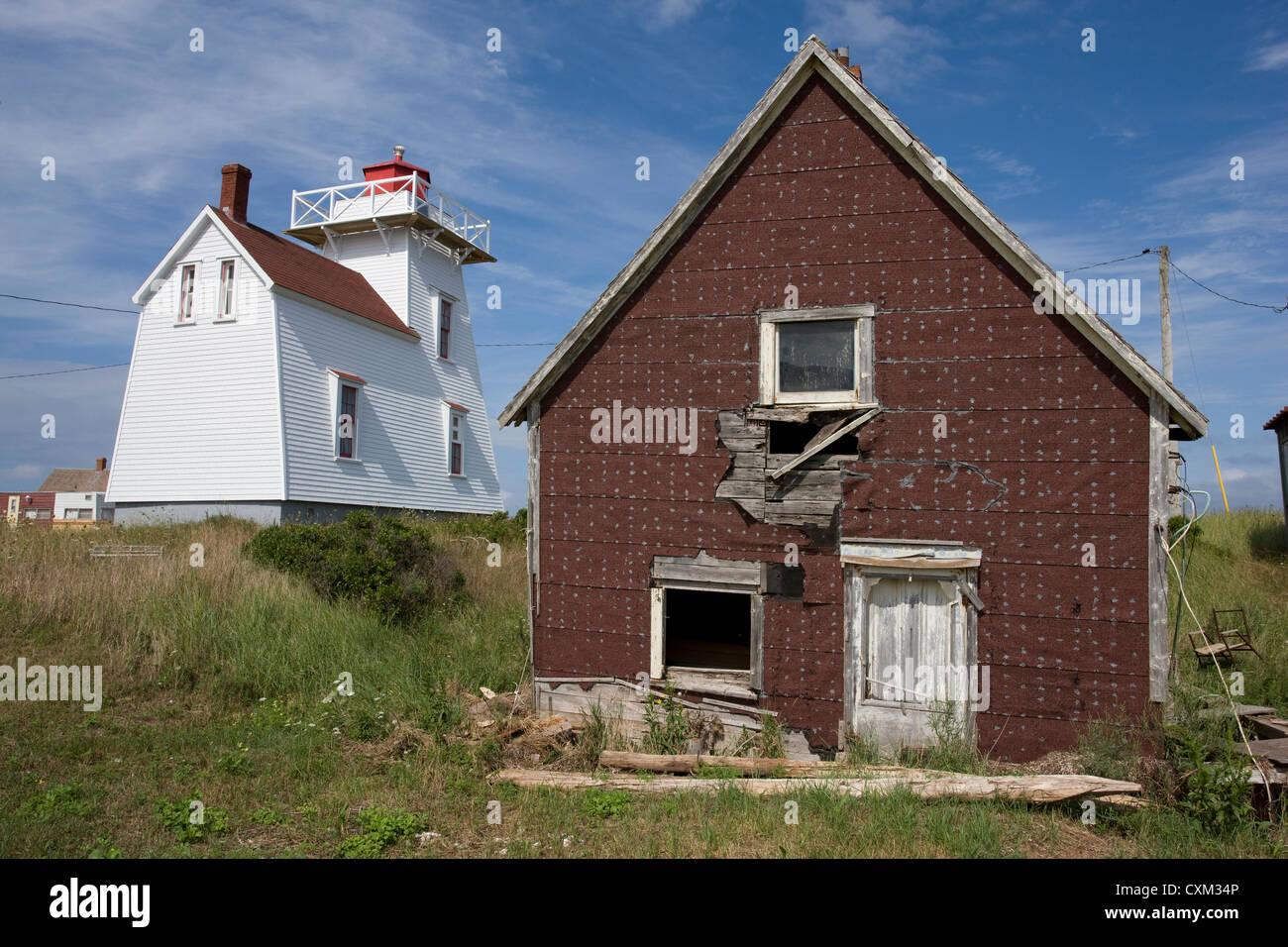 Leuchtturm und verfallenen Haus im Rustico, Prince Edward Island, Canada Stockfoto