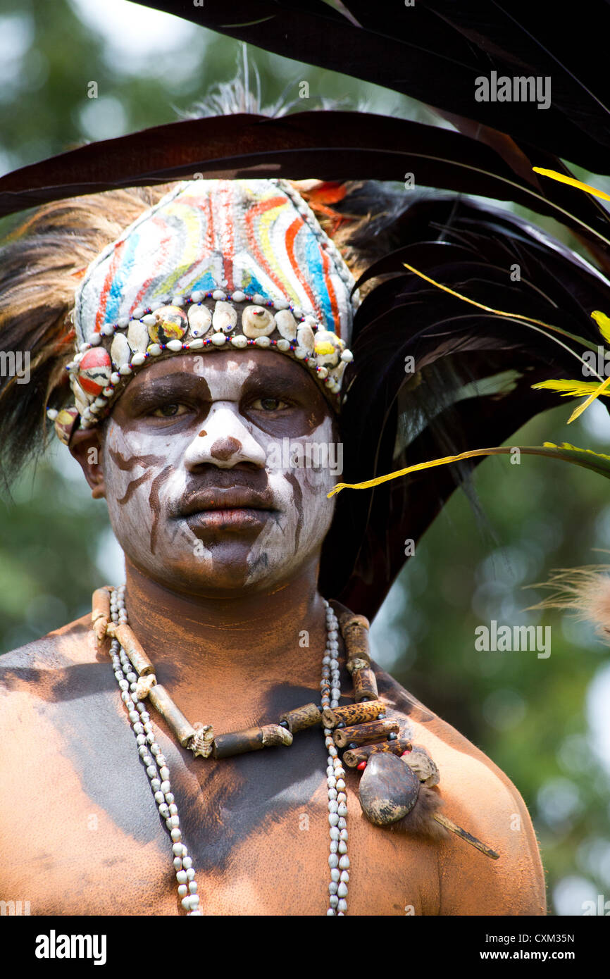 Mann gekleidet in traditionellen Stammes-Kostüm und Kopfschmuck bei Singsing Goroka Festival, Papua-Neu-Guinea Stockfoto