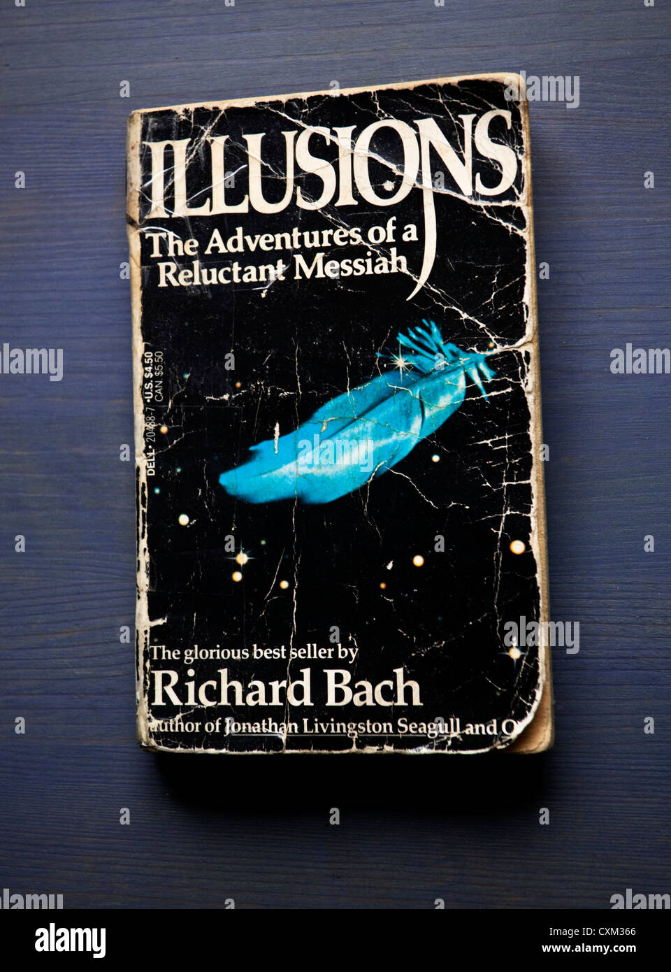 Eine alte Taschenbuchausgabe von Illusionen von Richard Bach. Stockfoto
