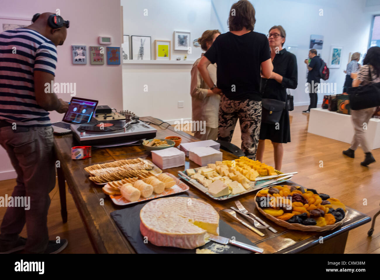 New York City, NY, USA, Besucher der Art Gallery Opening Party 'CollectiCo', in Lower East Side, Manhattan, Party People of different culture Stockfoto