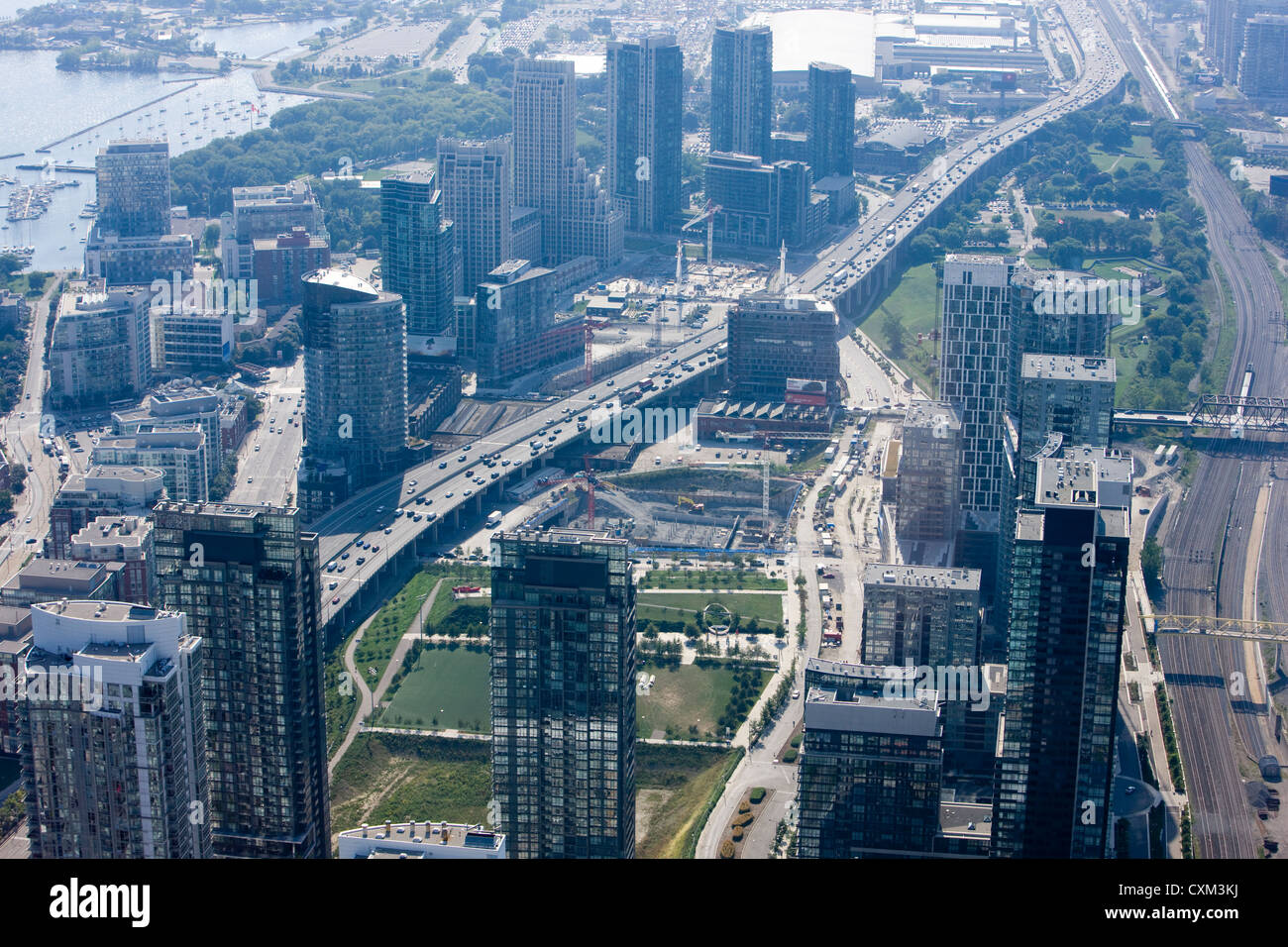 Im Stadtzentrum gelegenes Toronto angesehen von der Spitze des CN Tower Stockfoto