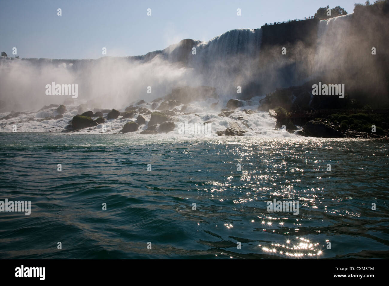 Die amerikanischen Wasserfälle und Bridal Veil Falls in Niagara von The Maid of Nebel Tourenboot gesehen Stockfoto
