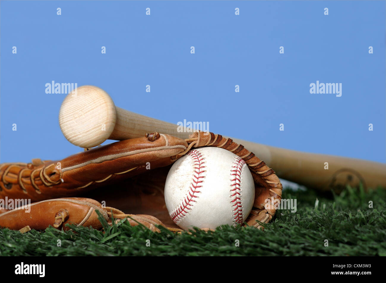 Baseball und Bat auf Rasen Stockfoto Baseball und Bat auf Rasen Stockfoto