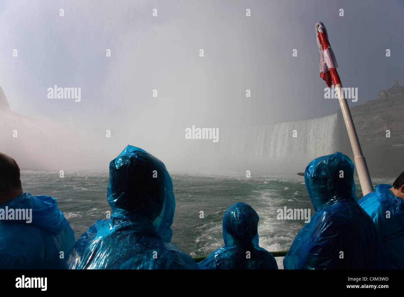 Die Maid of Nebel Tourenboot vorbei an Niagara Falls Stockfoto